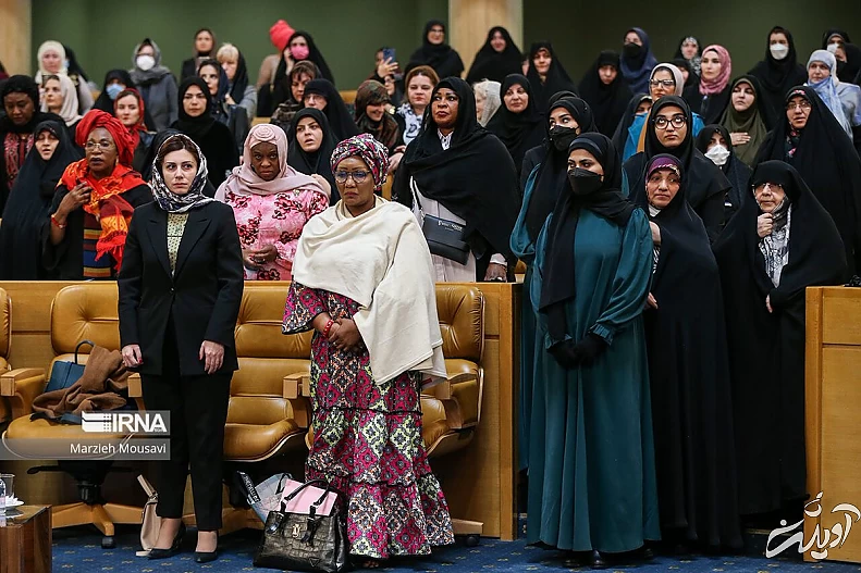 دورهمیِ پر هزینه خانم بلاگر لبنانی در کنار همسر رئیسی!